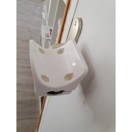 Le coude "Mains libres" pour poignée de porte de marque Jouan est un accessoire de porte pratique conçu pour minimiser le contac