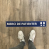 Adhésif de marquage au sol -Distances Sociales - Merci de patienter - 700x100mm