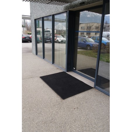 Robuste caillebotis à bords droits pour fosse d'entrée offrant sécurité et conformité PMR