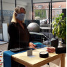 Il s'agit d'un ecran en plexiglas qui sert de barrière physique contre la propagation des germes entre les employés et les clien