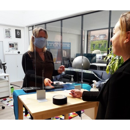 Il s'agit d'un ecran en plexiglas qui sert de barrière physique contre la propagation des germes entre les employés et les clien