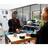 Il s'agit d'un ecran en plexiglas qui sert de barrière physique contre la propagation des germes entre les employés et les clien