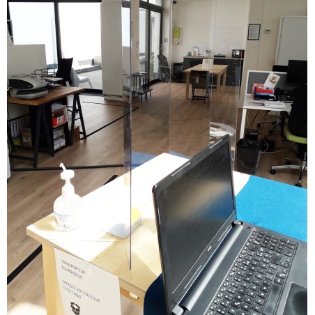 Il s'agit d'un ecran en plexiglas qui sert de barrière physique contre la propagation des germes entre les employés et les clien