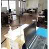 Il s'agit d'un ecran en plexiglas qui sert de barrière physique contre la propagation des germes entre les employés et les clien