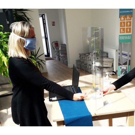 Il s'agit d'un ecran en plexiglas qui sert de barrière physique contre la propagation des germes entre les employés et les clien
